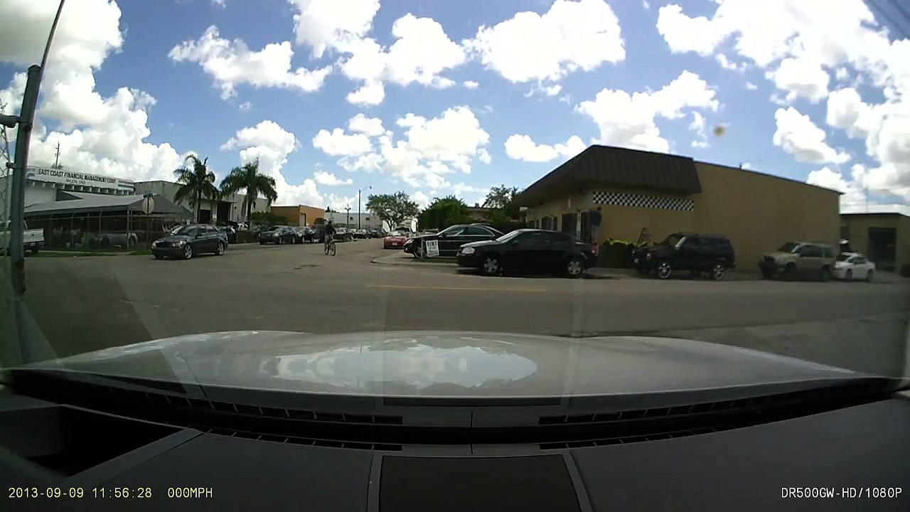 Un cycliste ignore le code de la route et se fait punir sur place !