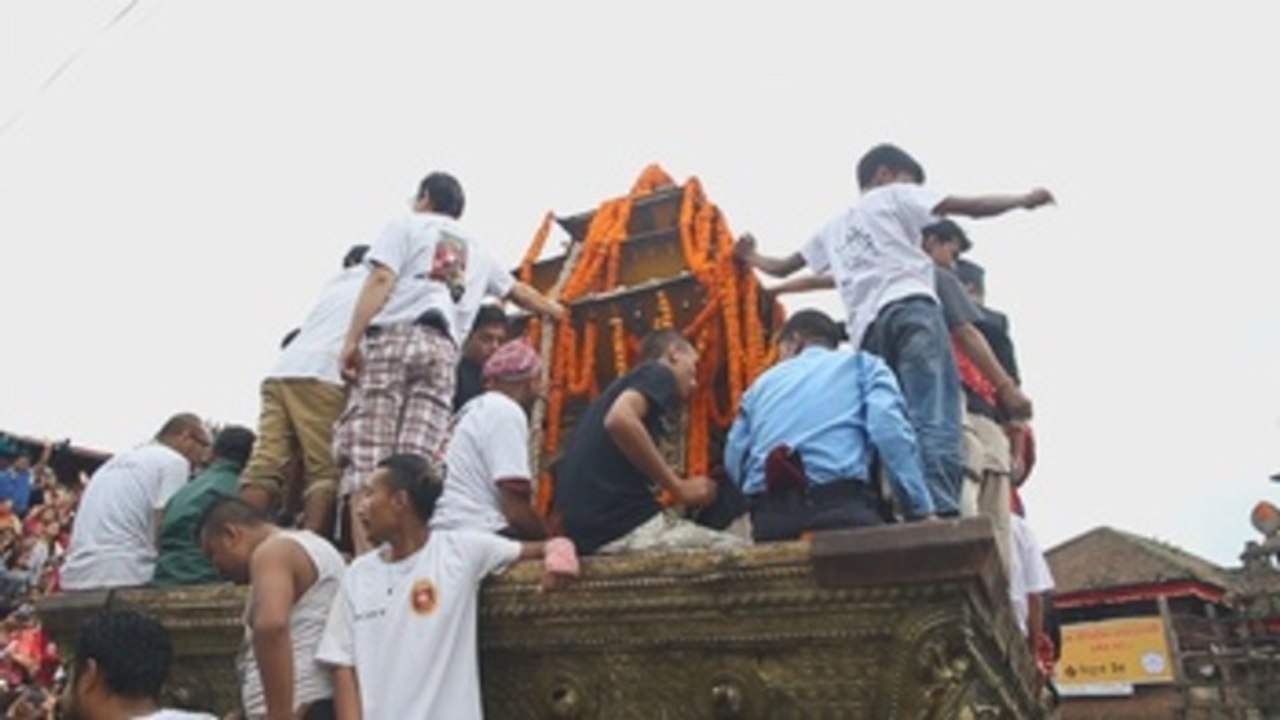 Hindúes y budistas convocan a la lluvia en el festival Indra Jatra de Nepal