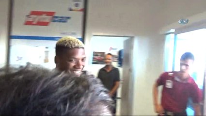 Fernandes'e Havalimanında Coşkulu Karşılama