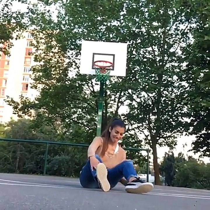 Lisa Freestyle - Crazy Street Football Skills, Panna's & Freestyle