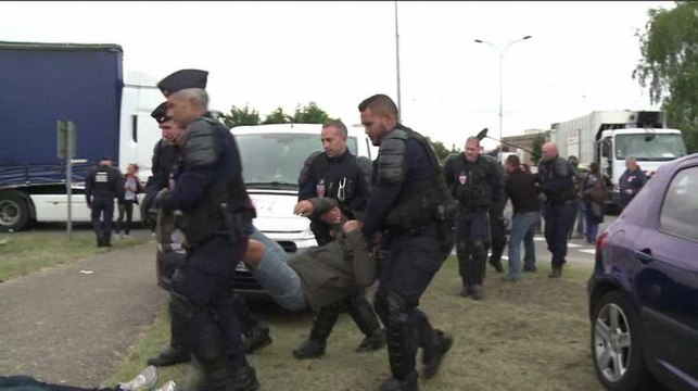 Des CRS évacuent des manifestants GM&S devant le site PSA de Poissy