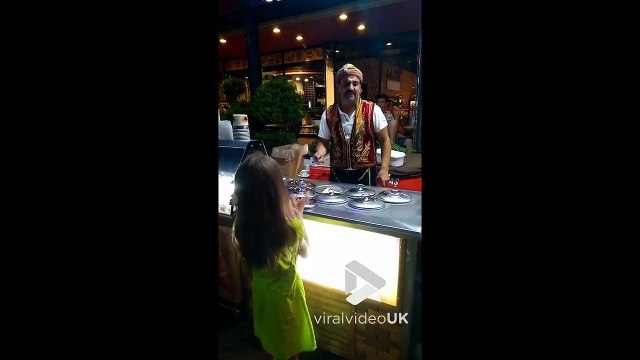 Cette fillette n'arrive jamais à attraper son cône de glace !!