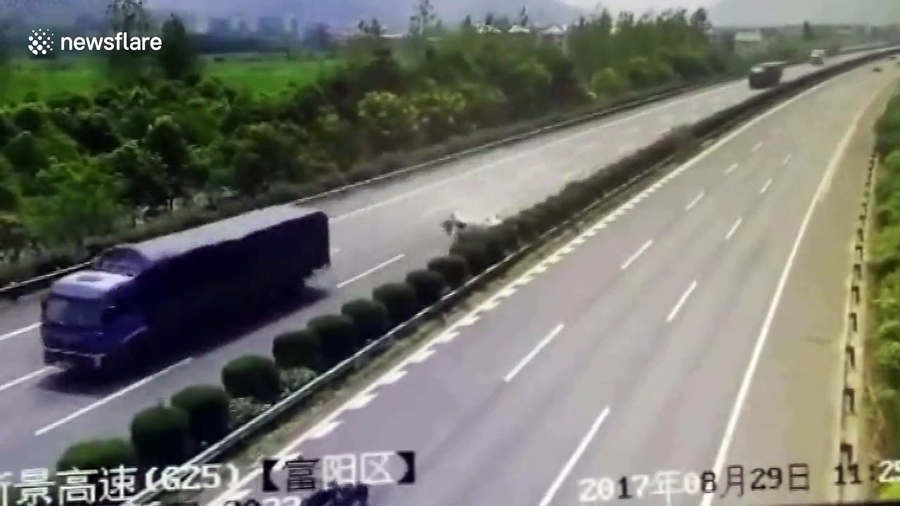 Miracle cette fillette éjectée sur l'autoroute de sa voiture est indemne !