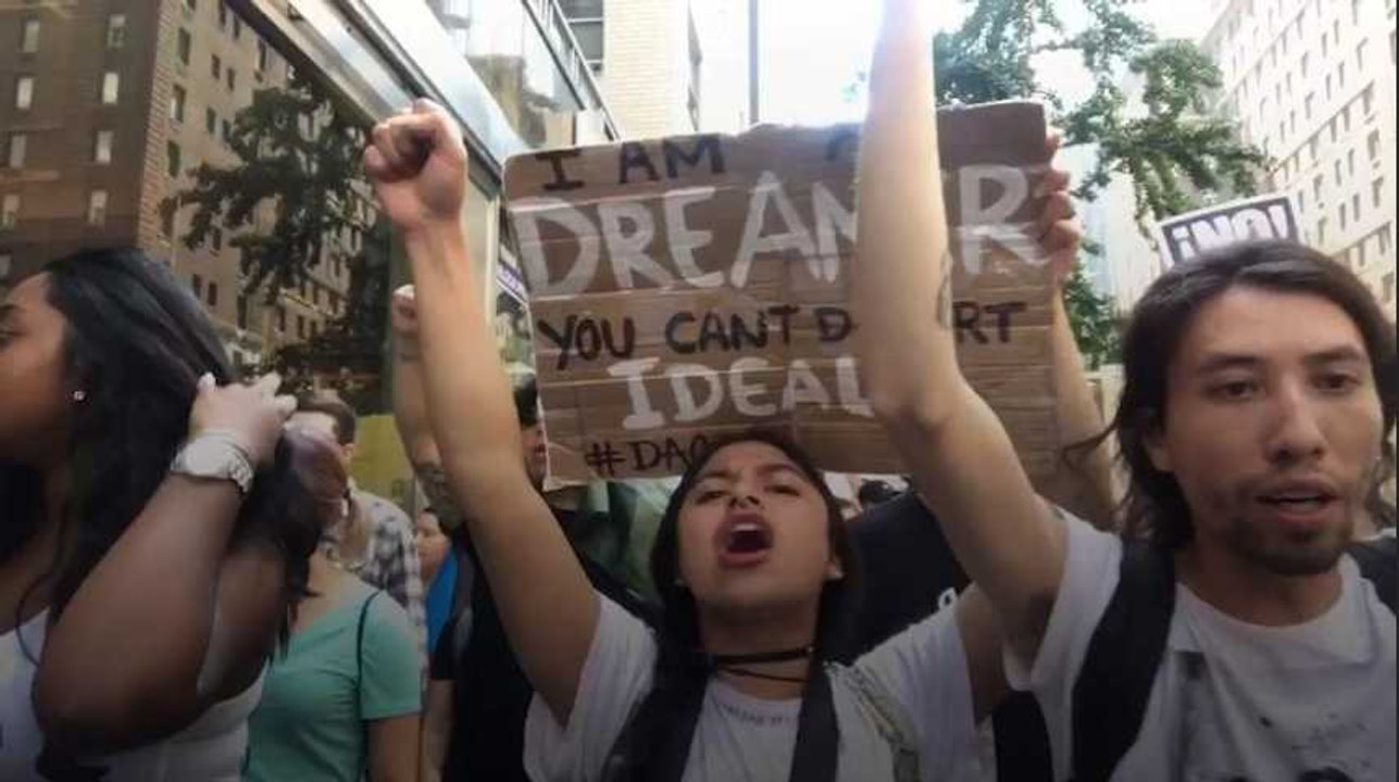 Une foule de manifestants devant la "Trump Tower" à cause d'une mesure anti-immigration