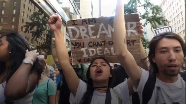 Une foule de manifestants devant la Trump Tower à cause d'une mesure anti-immigration