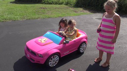 Apostando Corrida  e Passeando no Carro da Barbie