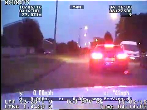 Course-poursuite entre la police anglaise et des braqueurs dans une Audi RS6 ayant 2 pneus crevés !