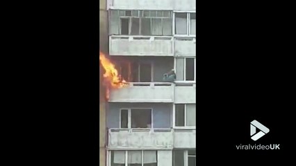 Cet homme prend d'énormes risques pour eteindre un feu d'appartement
