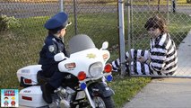 Petit héros moto enfant flics le prisonnier le installer et enfant flic