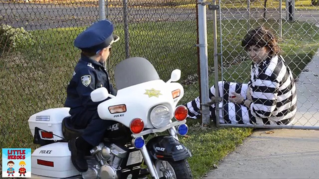 Petit héros moto enfant flics le prisonnier le installer et enfant flic