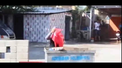 90 yaşındaki Sıdıka Nine'nin bayrak sevgisi