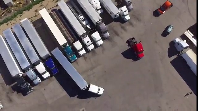 Ce camion Semi-Remorque se gare comme un chef entre 2 autres !!