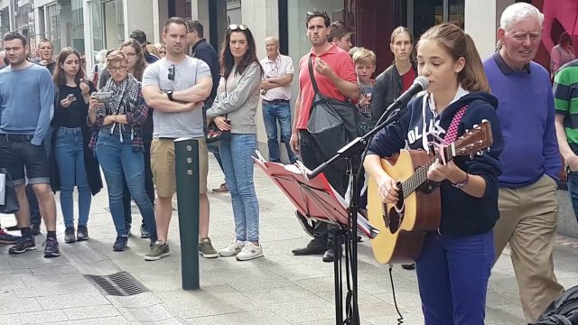 A 14 ans elle chante comme une star dans les rues de Dublin en Irlande !! Beneath Your Beautiful