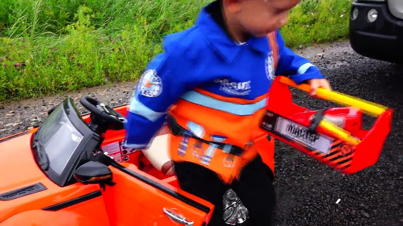 BAD KIDS ACCIDENT Little Drivers TOWING TRUCK with Power Wheels (SKIT)