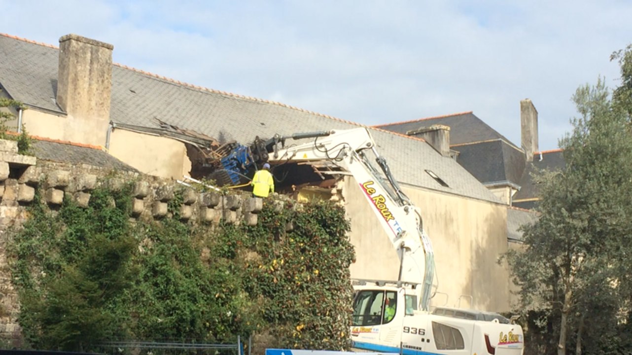 Démolition du mur pour le chantier rue du Frout