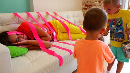 BAD BABY ПРАНК В ТУАЛЕТЕ! FUNNY BABY PRANK with Sticky tape / Nursery Rhyme song Learn Colors with