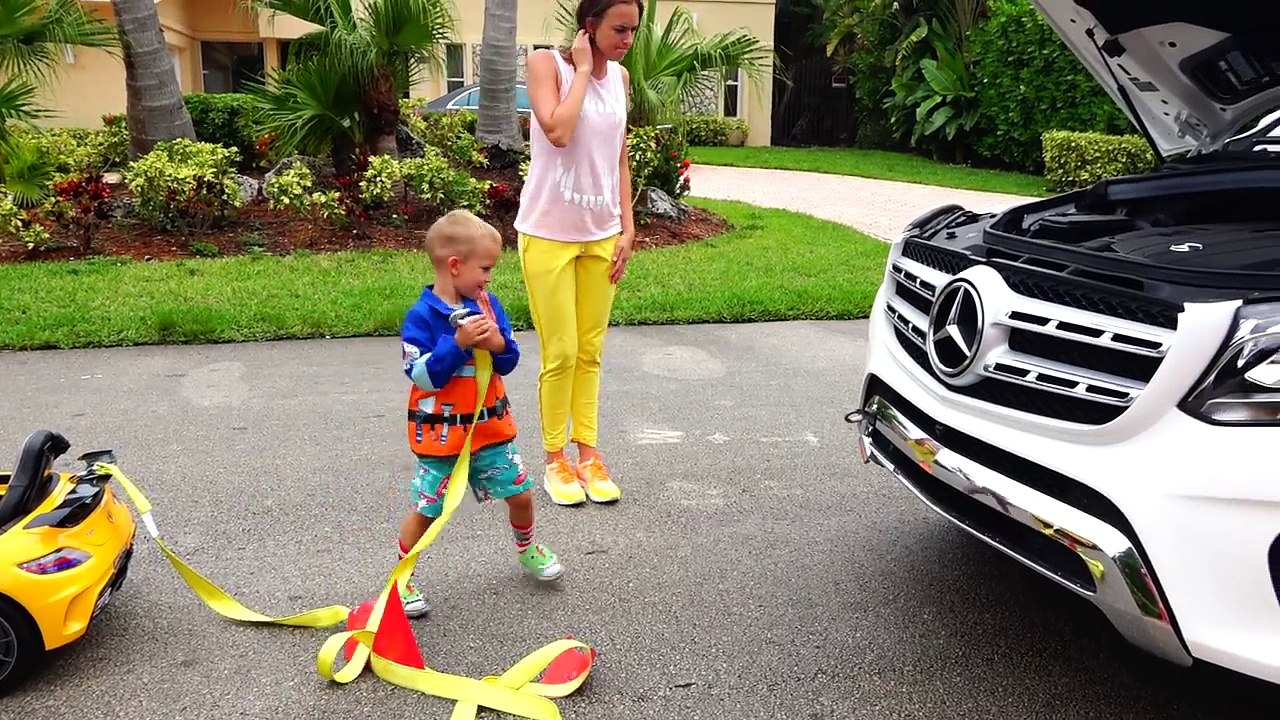 Bad Baby Отбуксировал Машину Little Driver on Colored Power Wheels TOWING CAR in Real Life (SKIT)