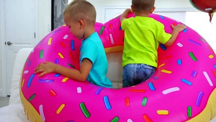 Johny Johny Yes Papa Funny Songs for Children / Bad Kids Steal Giant Colored Candy Lollipop