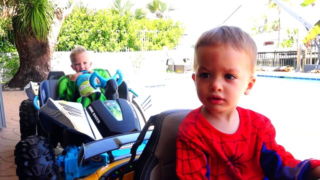 SPIDERMAN & HULK McDONALDS ЧЕЛОВЕК ПАУК и ХАЛК в МАКДОНАЛЬДС DRIVE THRU Prank! Happy Meal Burger