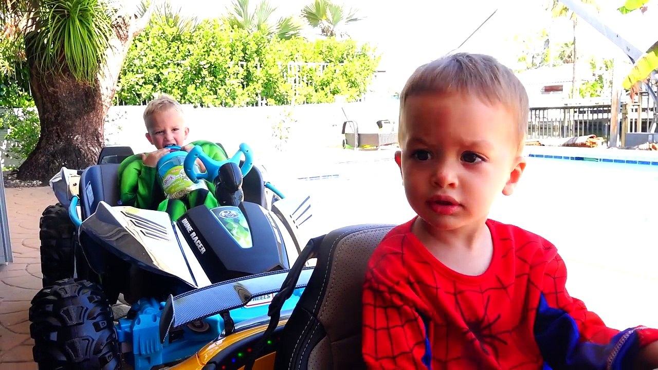 SPIDERMAN & HULK McDONALDS ЧЕЛОВЕК ПАУК и ХАЛК в МАКДОНАЛЬДС DRIVE THRU Prank! Happy Meal Burger