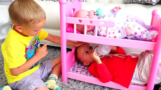 Crying Babies Дети под Кроватью Jumping in the Bed / Feeding Bad Baby
