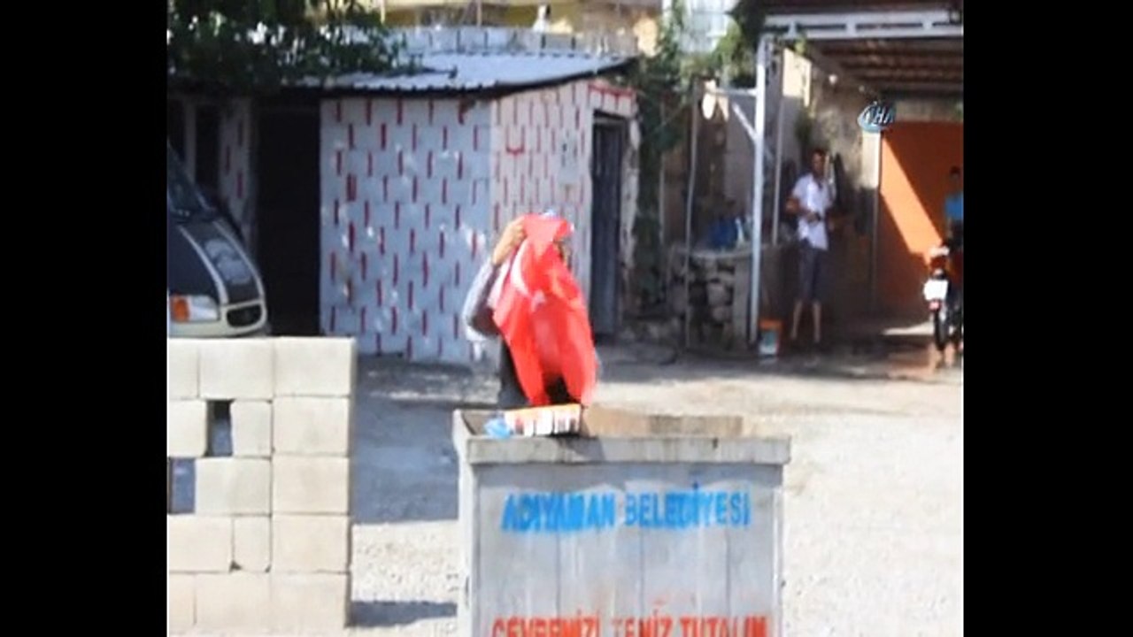 95 yaşındaki nine çöpteki Türk Bayrağını alarak öpüp evine götürdü