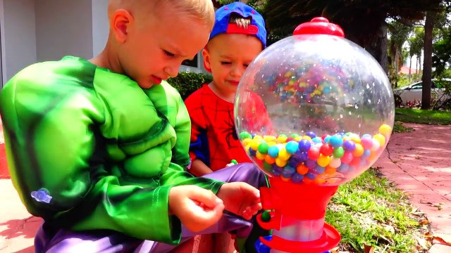 Bad Baby Spiderman РАЗДАВИЛИ КОНФЕТЫ! JOKER CRUSHED GIANT CANDY - Baby Hulk Superhero