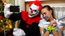 КЛОУН КИЛЛЕР ПРОНИК В НАШУ КВАРТИРУ !! ДЕТИ В УЖАСЕ ! KILLER CLOWN INVADES OUR HOME ! KIDS SCARED !!