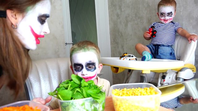 Bad Baby Вредный Малыш Джокер против Мамы Джокера Битва Едой !! Baby Joker vs Joker Mom Food Fight !