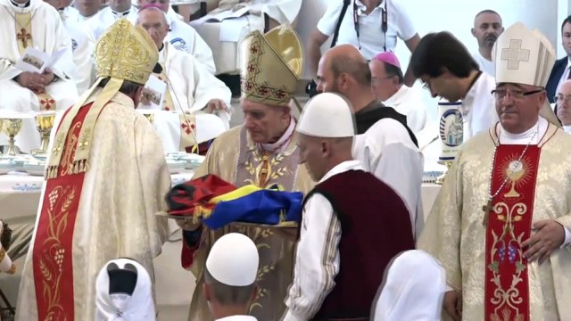 Ja se si klerikët e Katedrales e hedhën në tokë flamurin kombëtarë dhe atë të Kosovës