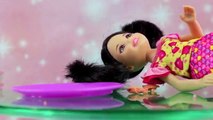 Jeunes filles pour jouets clin doeil sur russe avec Poupées Barbie jeu médecin dentiste