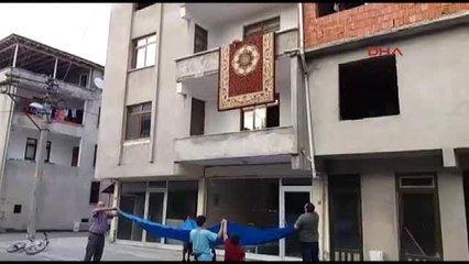 Bartın Balkon Korkuluğuna Çıkan Kedi İçin Branda Açtılar