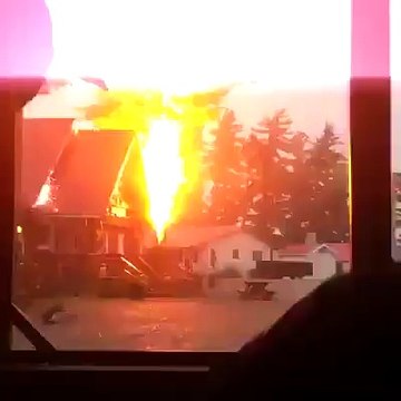 اس ویڈیو میں دیکھیں جب آسمانی بجلی ایک درخت پر گری تو اس درخت کا کیا حال ہوا۔ ویڈیو: جمیل احمد۔ اوکاڑہ