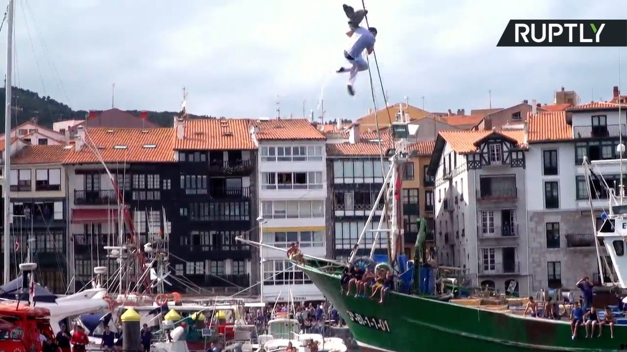 Spaniards Try to Rip Off Geese Heads at Traditional Festival