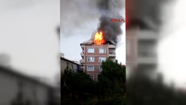 Kocaeli Yıldırımın Düştüğü Çatı Alev Alev Yandı
