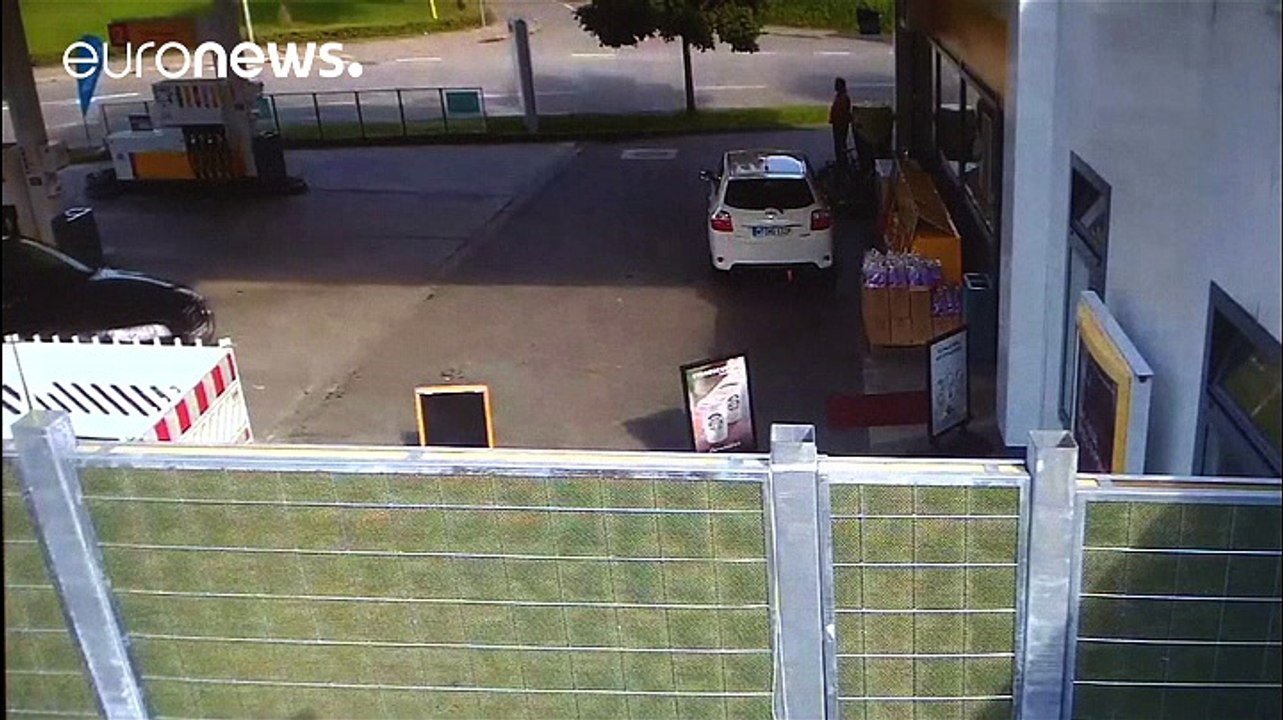 77Jähriger fährt in drei Anläufen in Tankstelle