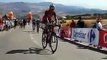 Maxim Belkov se fait pousser par un spectateur lors de la 12e étape de la Vuelta
