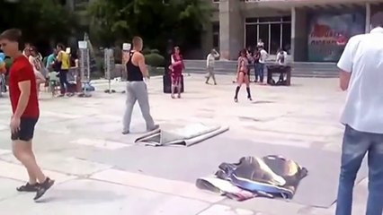 Cette vidéo BUZZ mais est-ce grace à la fille ultra sexy ou à la mami ?