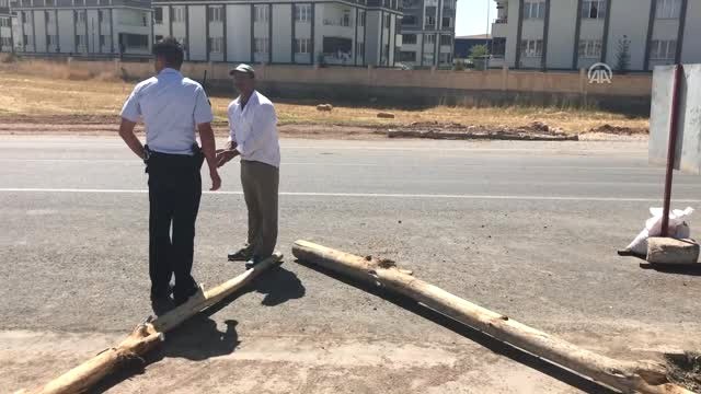Tapulu Arazim Deyip Yolu Trafiğe Kapattı