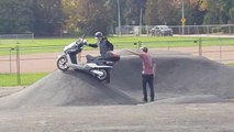 Ce débile en scooter sur une piste de BMX va prendre une raclée