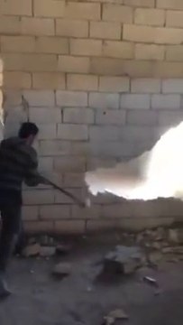 Un homme abat un mur mais ne s’y prend vraiment pas de la bonne façon