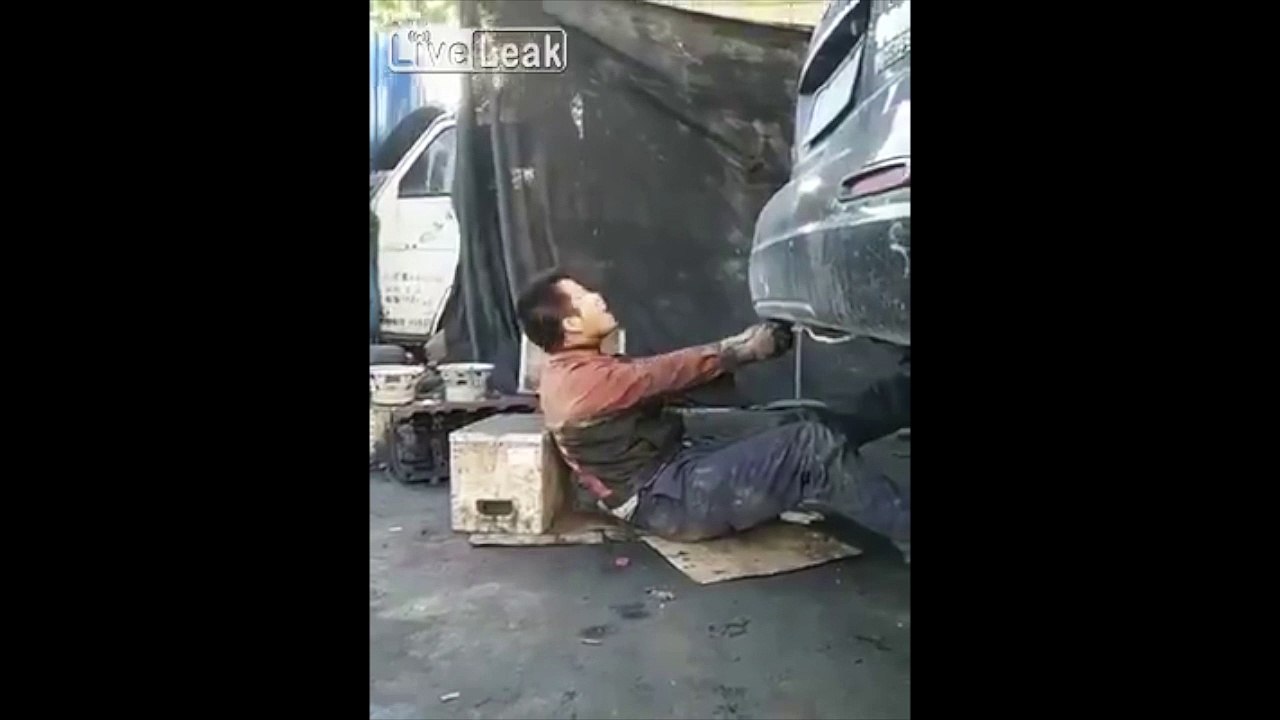 Déboucher un pot d'échappement et changer de couleur de peau LOL