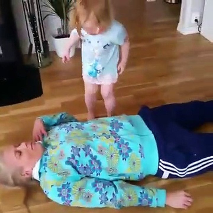 Une petite fille de 5 ans pratique le fameux geste de premier secours PLS sur une personne