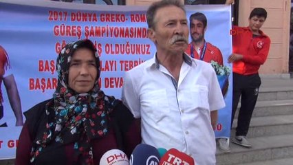 Dünya Şampiyonu ve Üçüncüsü Güreşçilere Coşkulu Karşılama