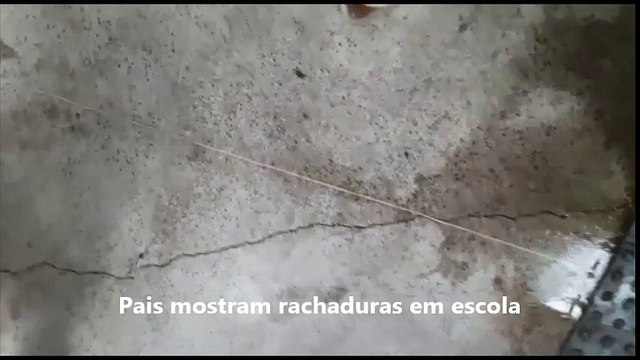 Pais mostram rachaduras em escola de Linhares