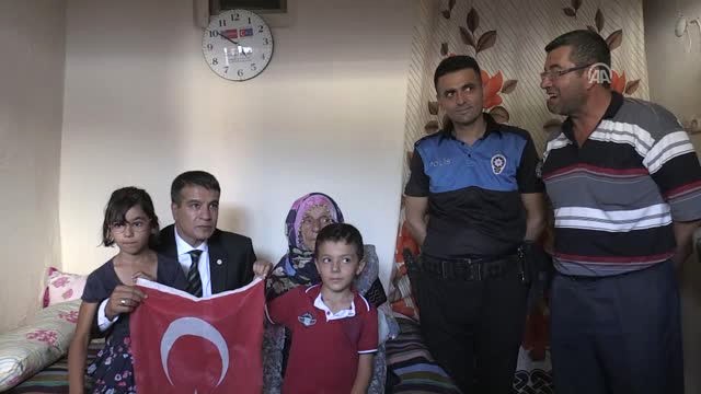 Çöpten Bulduğu Bayrağı Evine Asan Nineye Ziyaret