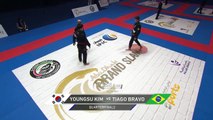 Lutador de Jiu-jitsu apaga adversário com estrangulamento épico