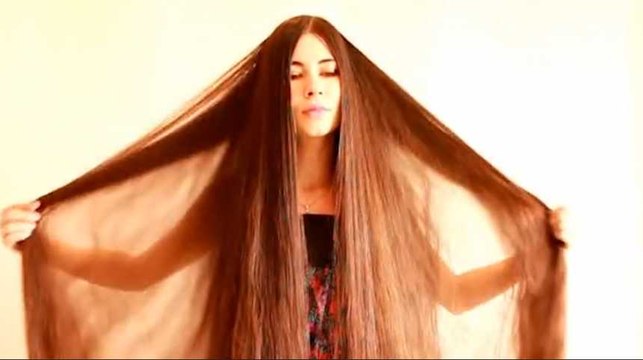 Ses cheveux mesurent 2,30m et n'ont pas été coupés depuis 20 ans