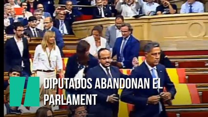 Diputados abandonan el Parlament por la votación del referéndum