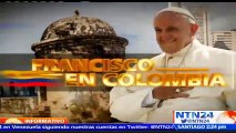 Papa Francisco saludó y bendijo los objetos de periodistas que lo acompañan en su vuelo hacia Colombia